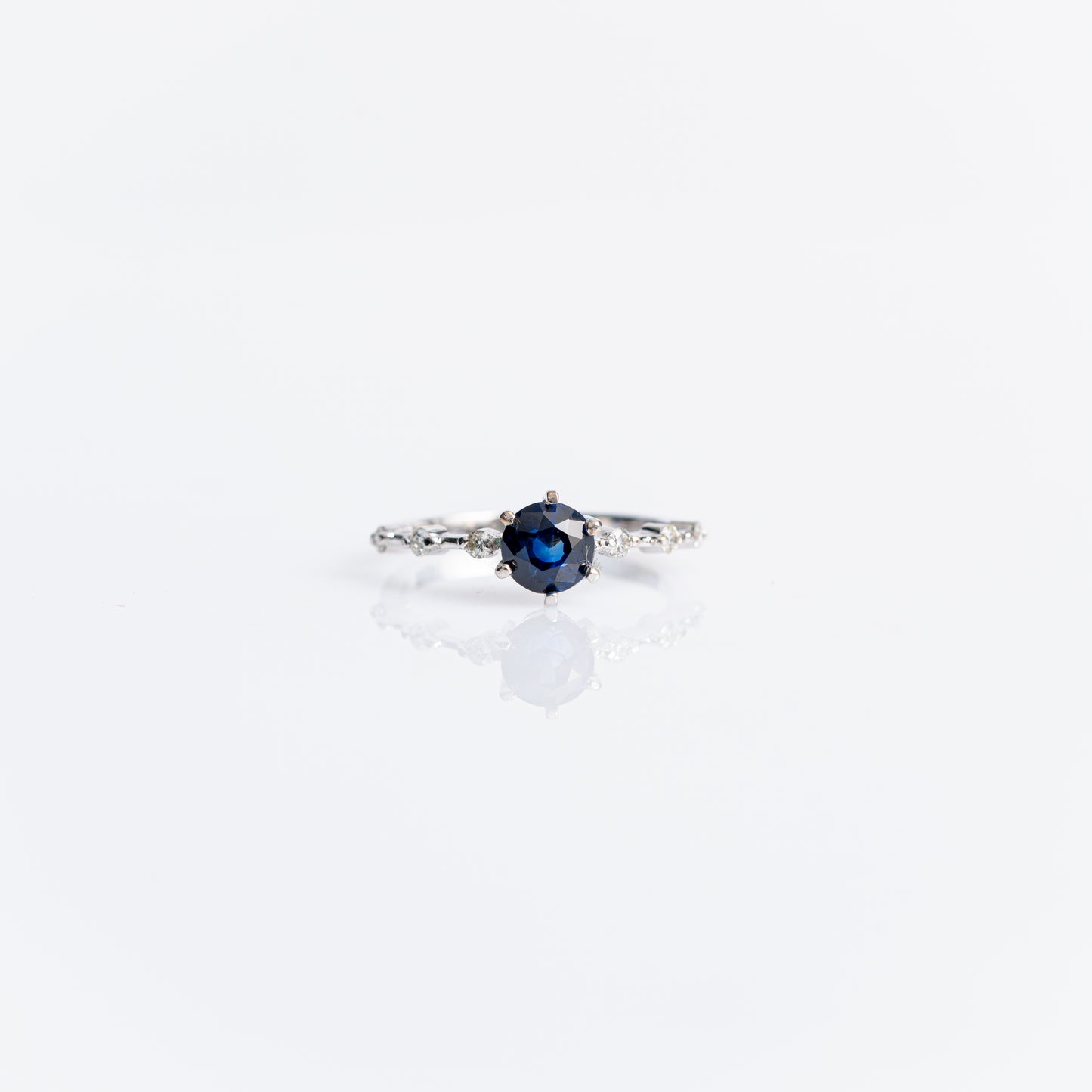 Round cut Blue sapphire Ring